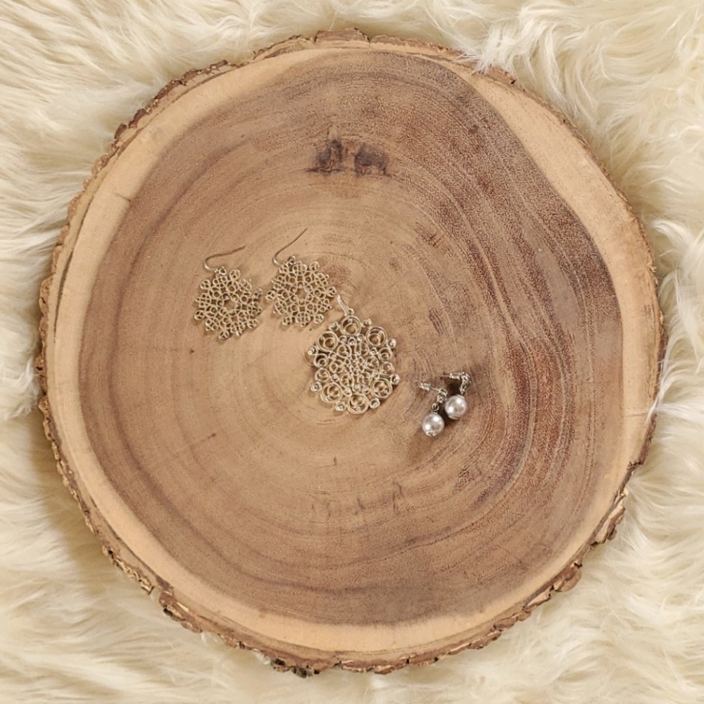 Two sets of earrings and pendant